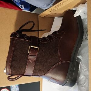 NEW UGG  W Kesey Boots size 6